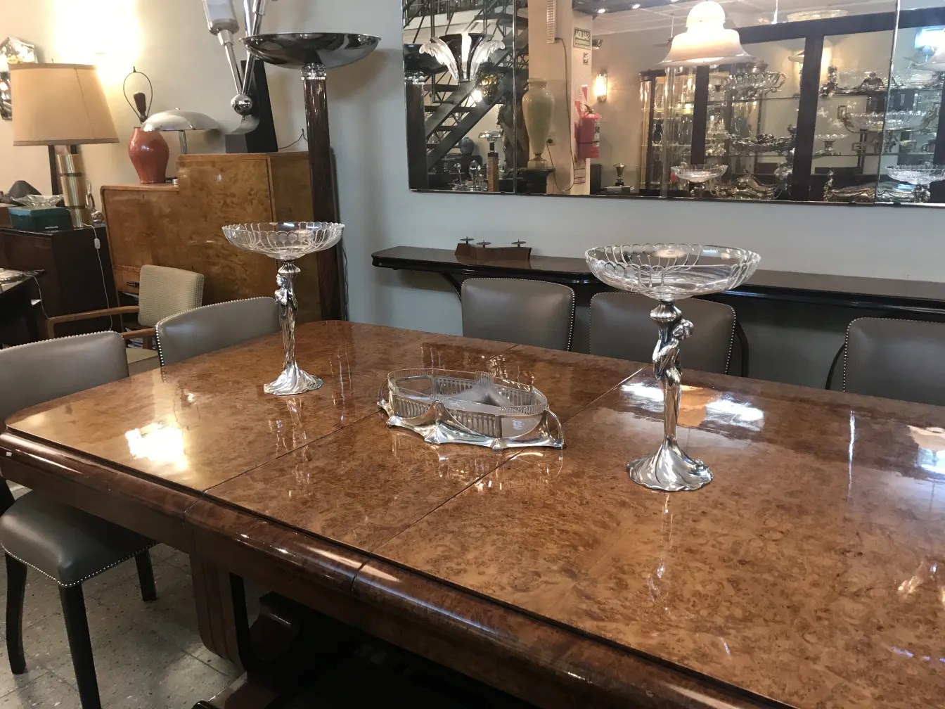 centrotavola antico WMF con dettagli eleganti su tavolo da pranzo