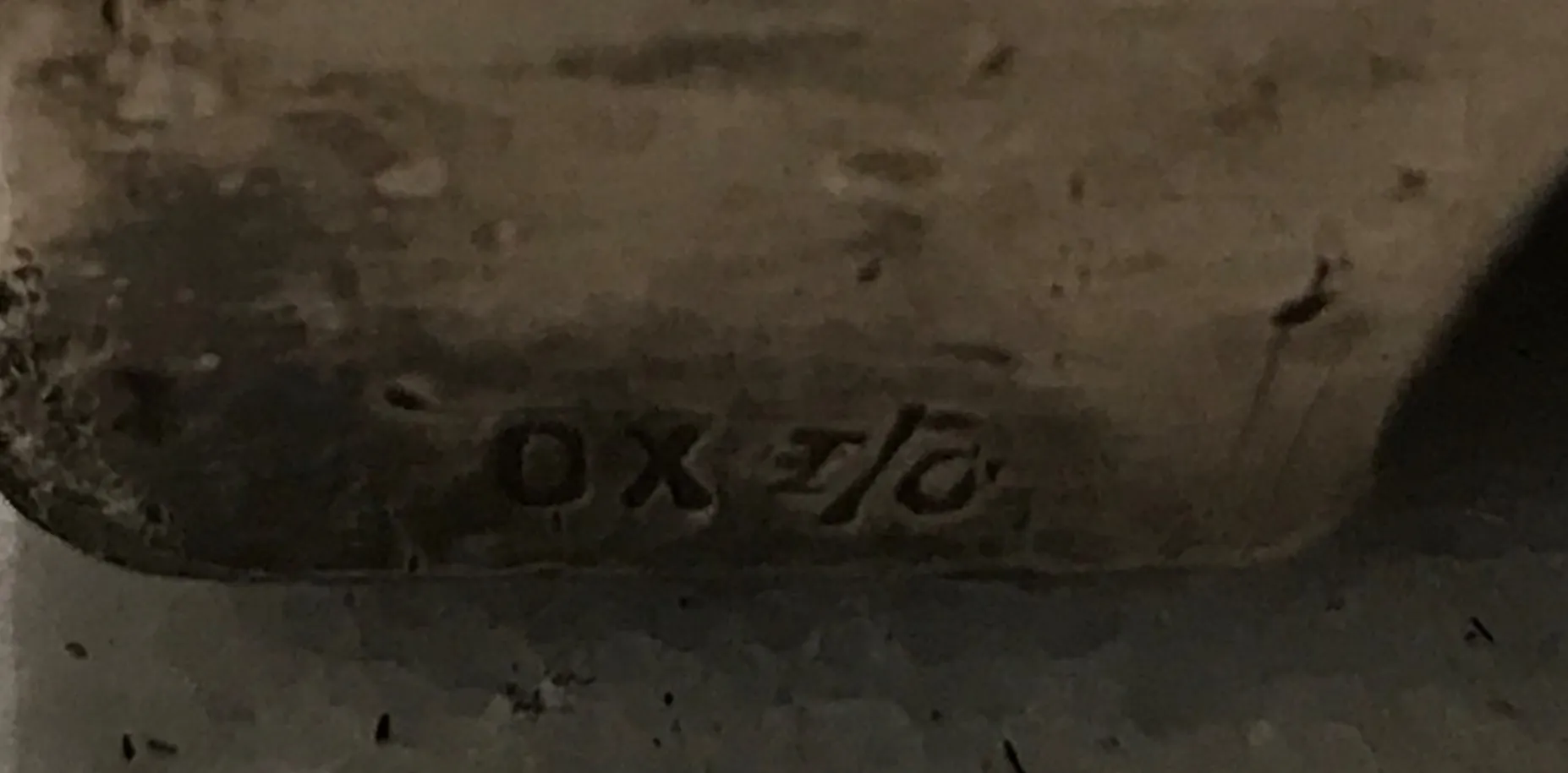 центр стола wmf с декоративными деталями и элегантной формой, антикварный, в нейтральной обстановке