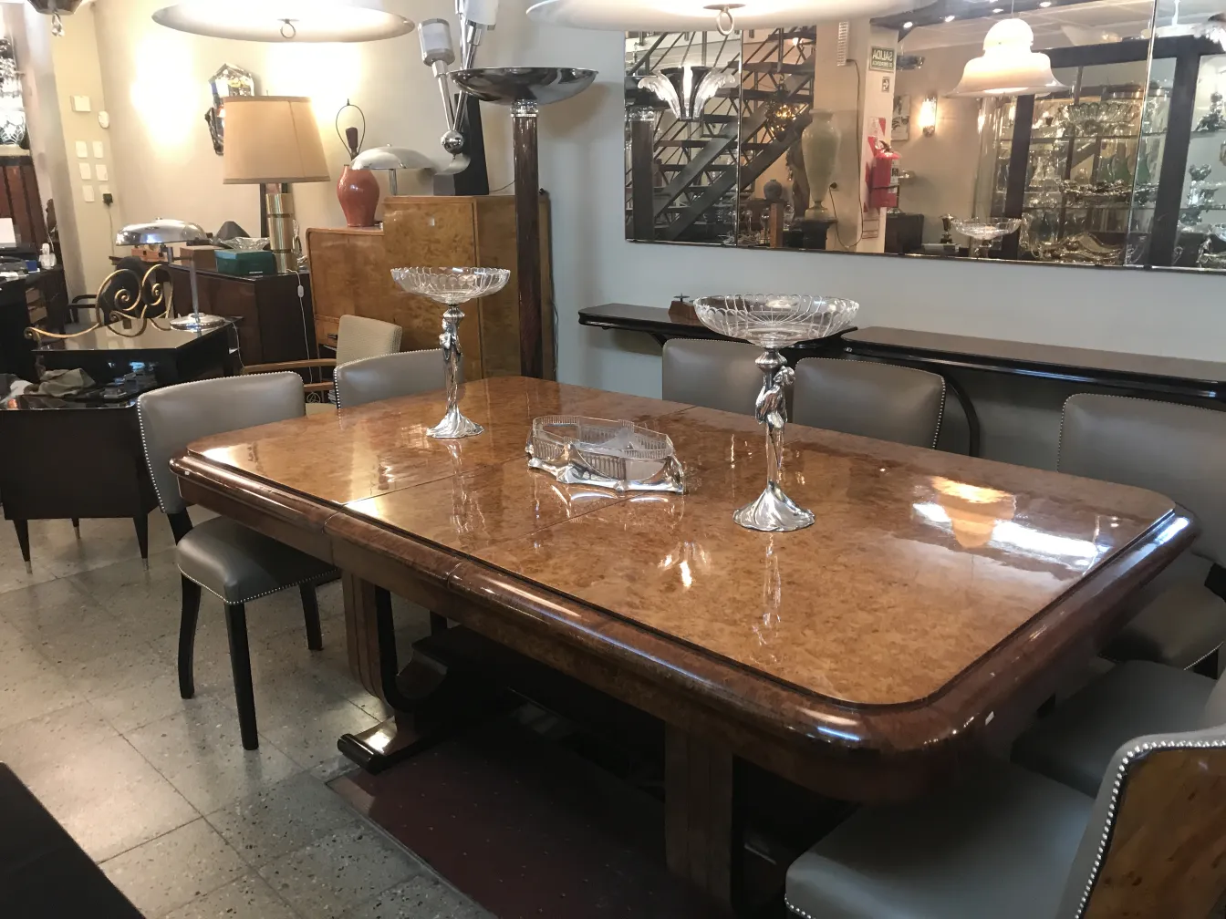 centro de mesa wmfs antigo com design elegante na mesa