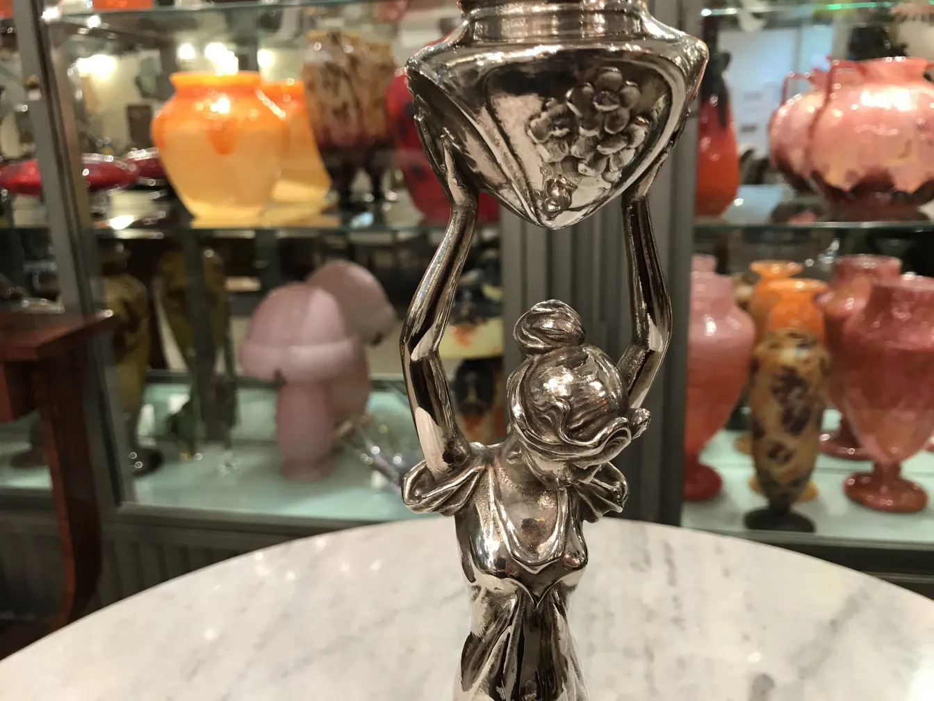 Centrotavola WMF a forma di anfibio, antico, con figure decorative e un'atmosfera vintage.