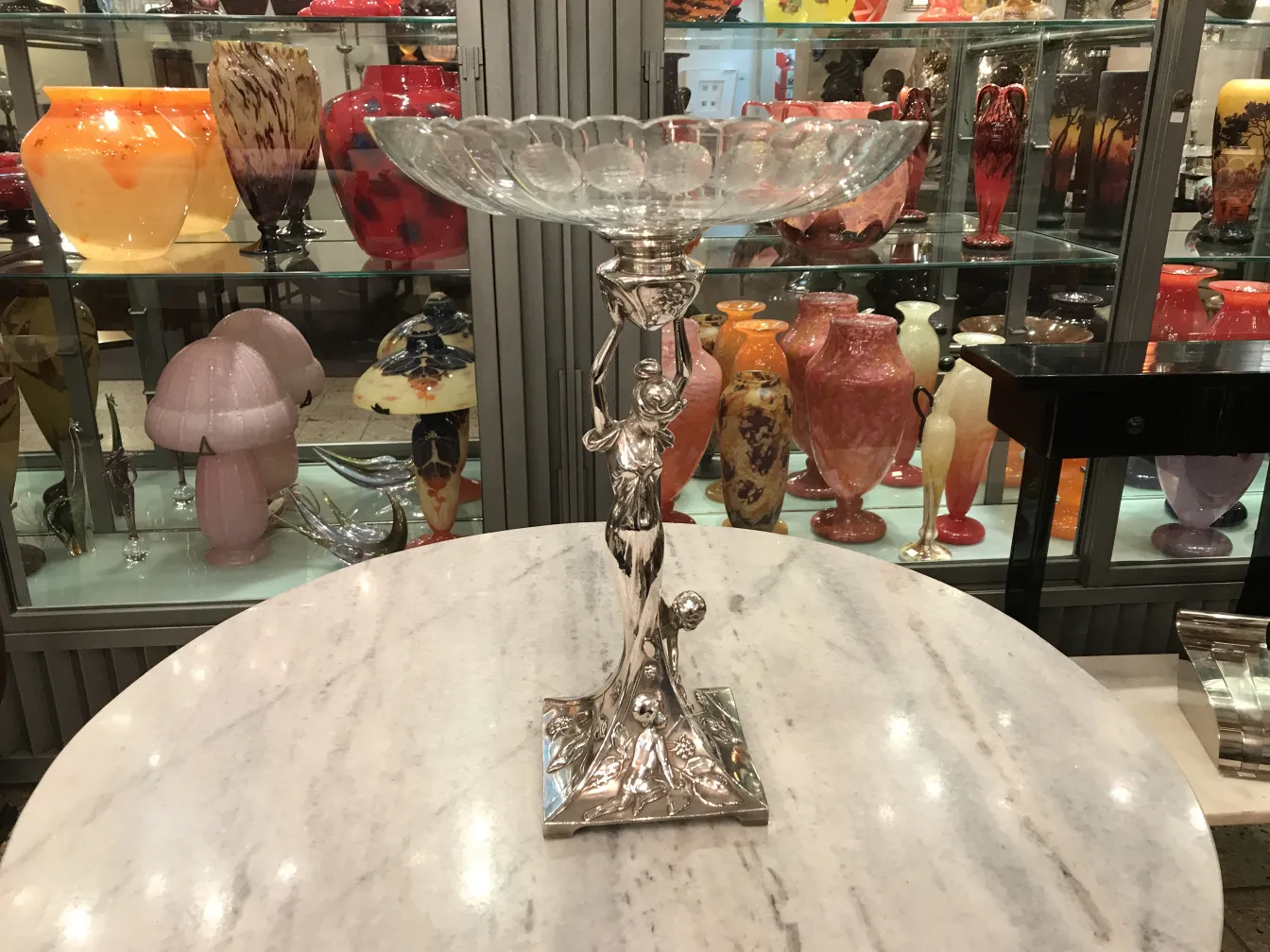 centrotavola antico wmF su tavolo con decorazione elegante e colorata sullo sfondo