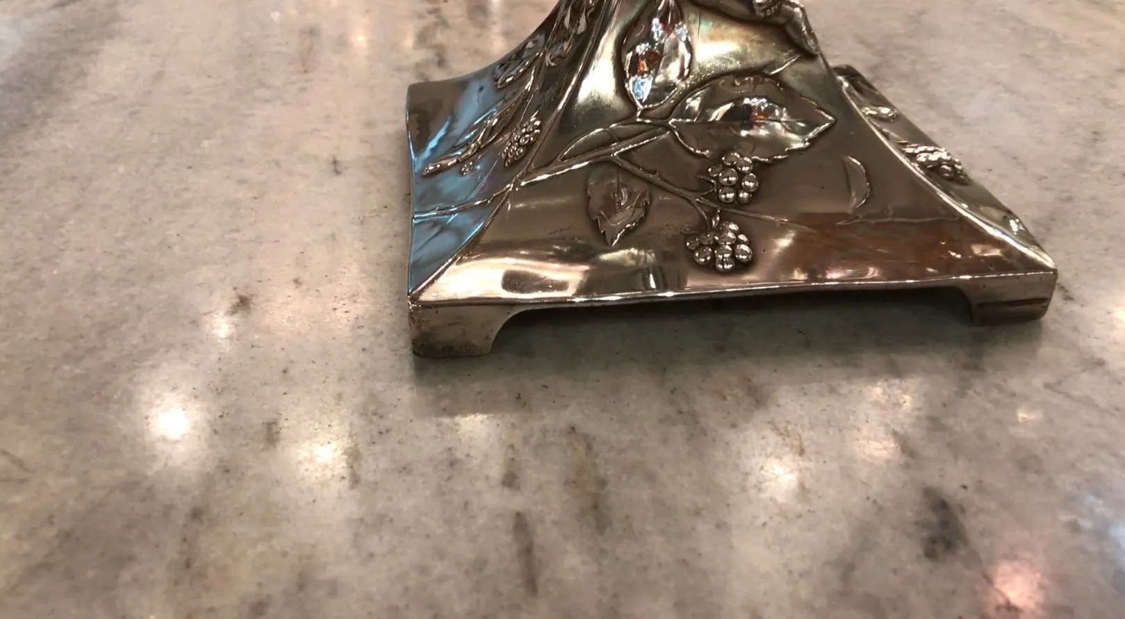 古董中心装饰品wmf，具有花卉装饰和细致的设计。