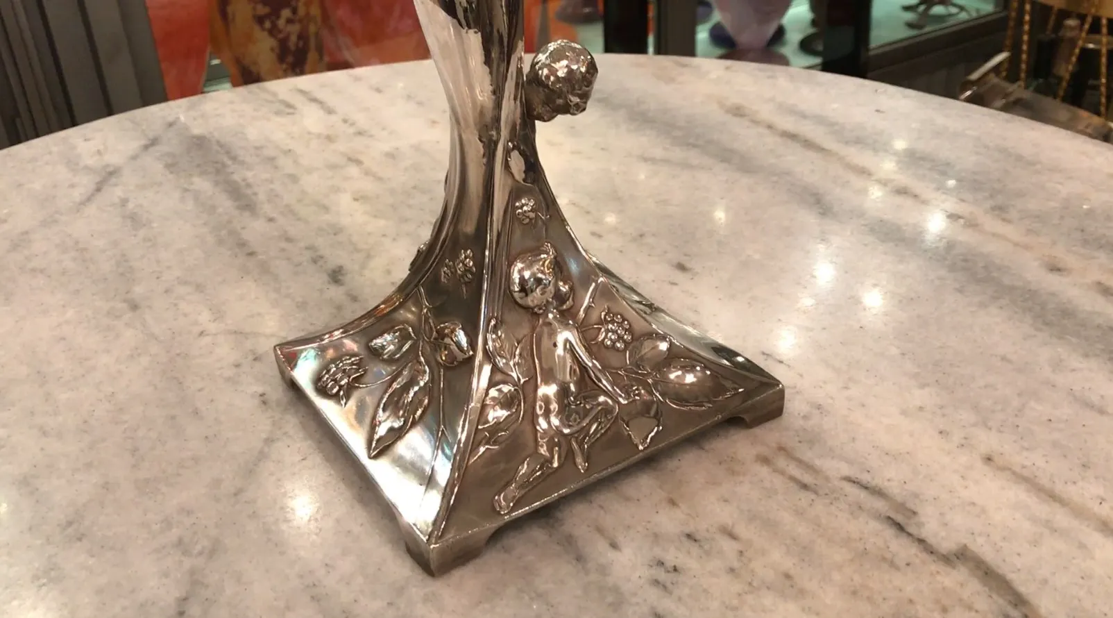 قطع مركزية للطاولة WMF مع تفاصيل زهرية