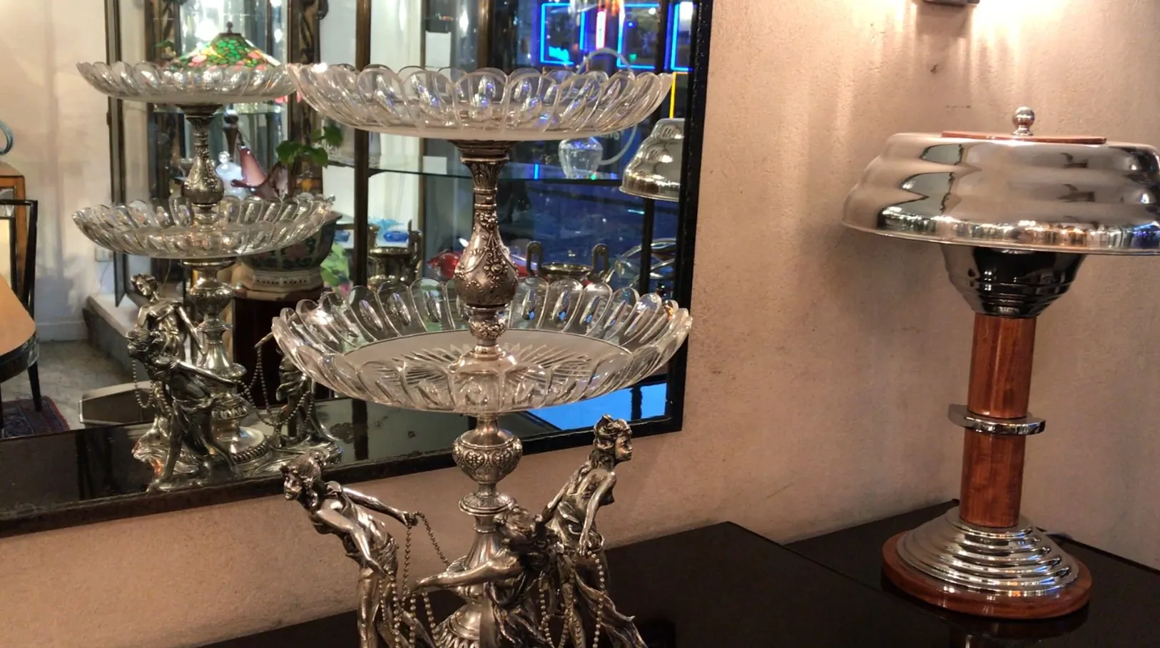 Jardinera antigua WMF con diseño ornamental, en un entorno de antigüedades.