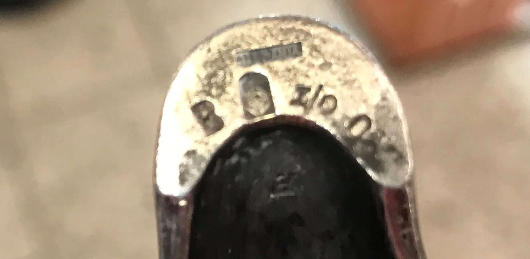 قطعة مركزية WMF القديمة بتفاصيل زخرفية معقدة، محاطة ببيئة دافئة.