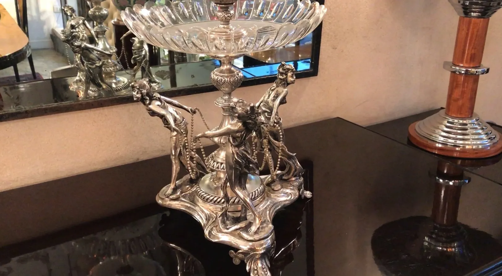 centro de mesa bonito antigo com detalhes esculpidos e prato de vidro