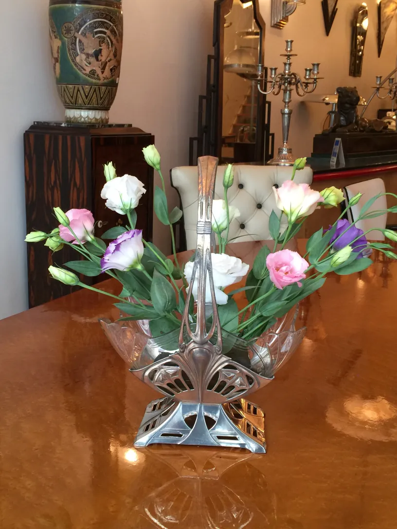 centre de table ancien WMF avec des fleurs colorées dans un cadre élégant