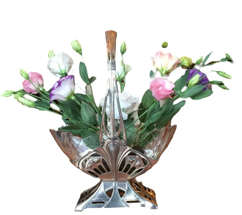 centre de table WMF avec des fleurs colorées dans un cadre décoratif