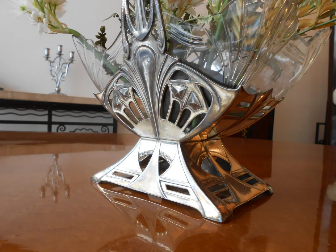 centrotavola antico WMF con fiori, elegante e decorativo