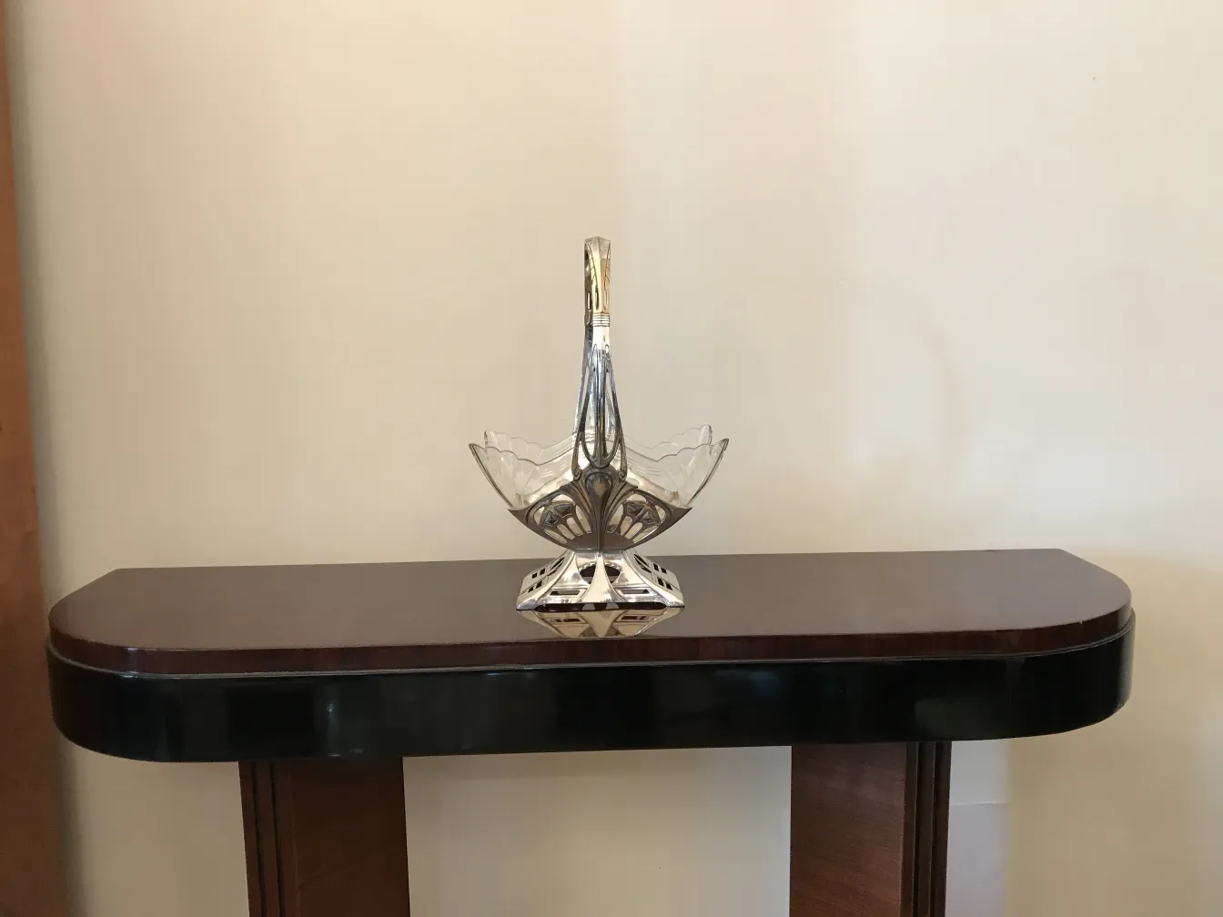 Centro de mesa WMF antigo com design floral elegante sobre uma mesa