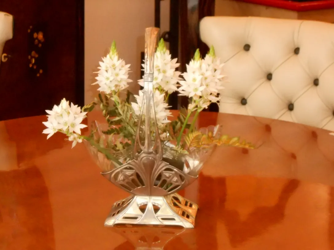 античная jardinera wmfestilnыy dizaynb s belymi tsvetami