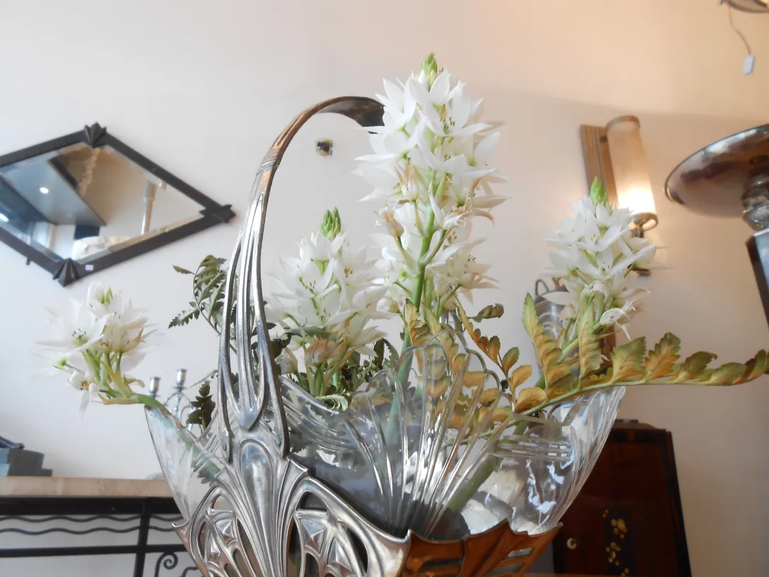 centre de table antique WMF avec des fleurs blanches fraîches