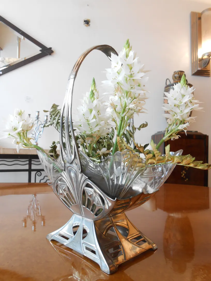 centrotavola antico con fiori bianchi wmfl in ambiente elegante