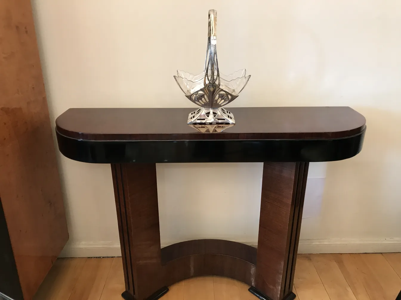 centre de table wmfl sur une table élégante avec fond neutre