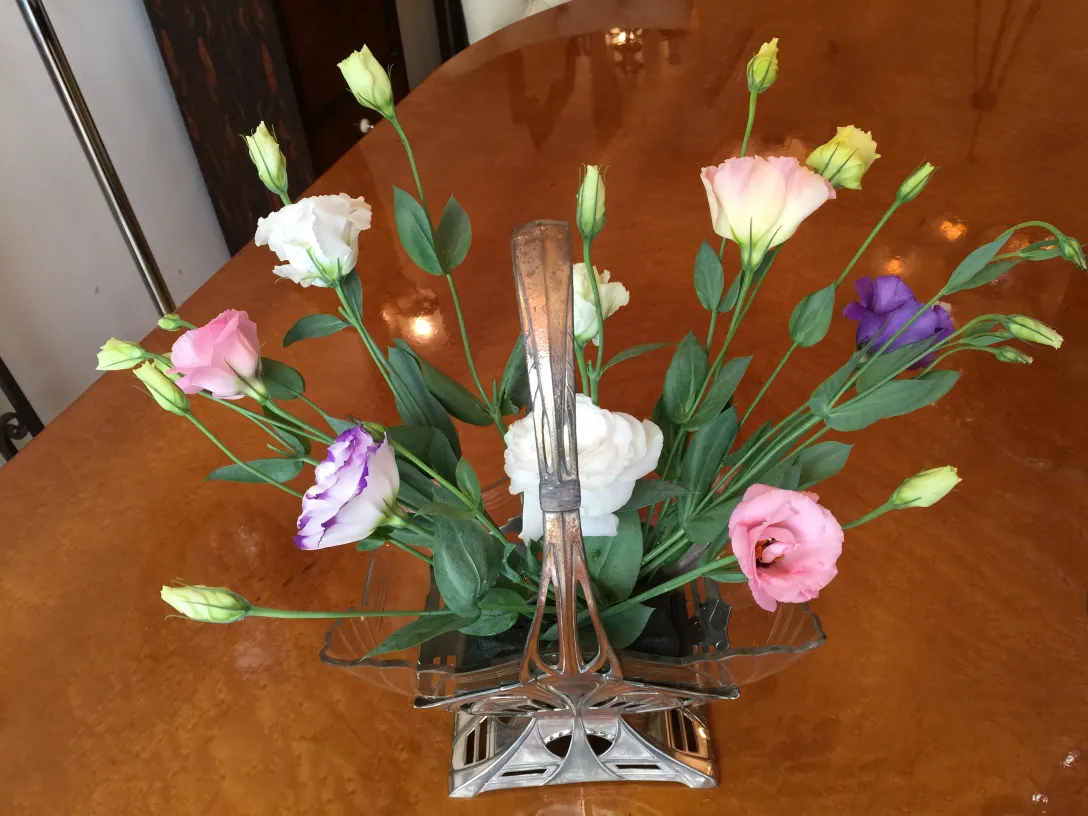 Centrotavola antico WMF con fiori colorati in un ambiente elegante