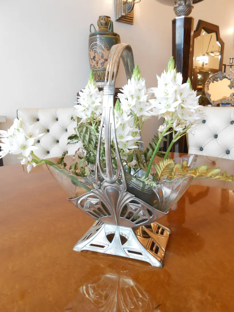 centrotavola antico WMF con fiori bianchi e decorazione floreale