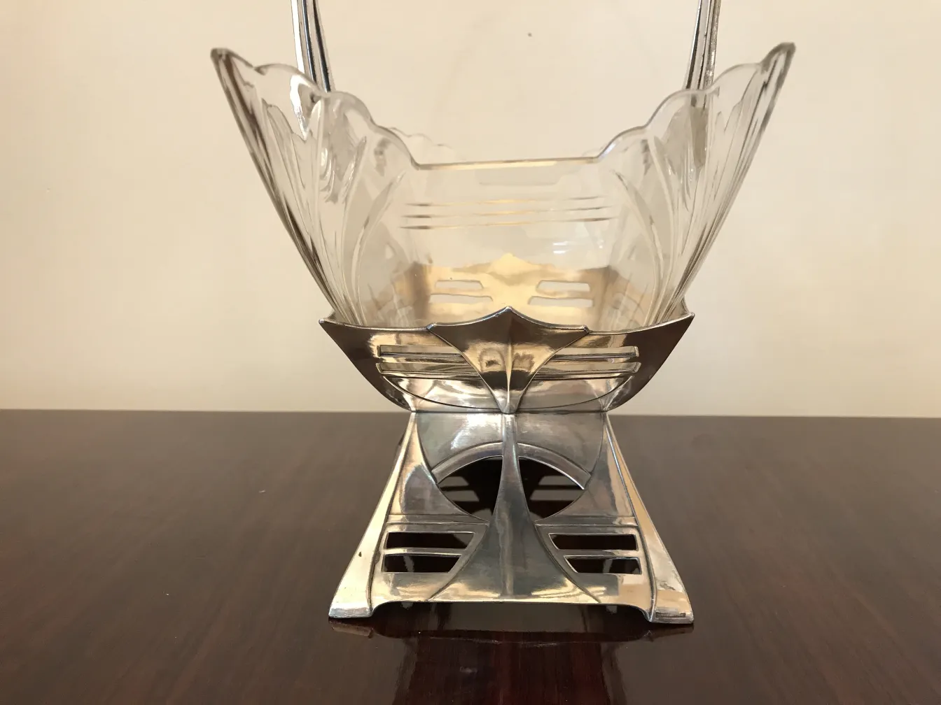 Centrotavola antico WMF con design elegante, stile decorativo, su sfondo neutro.