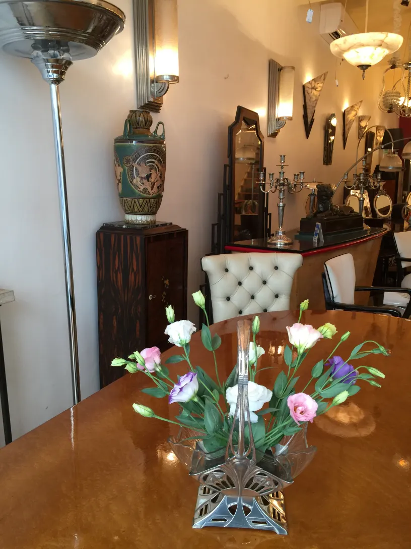 antiker WMF-blumentopf mit buntem Blumenarrangement auf Tisch