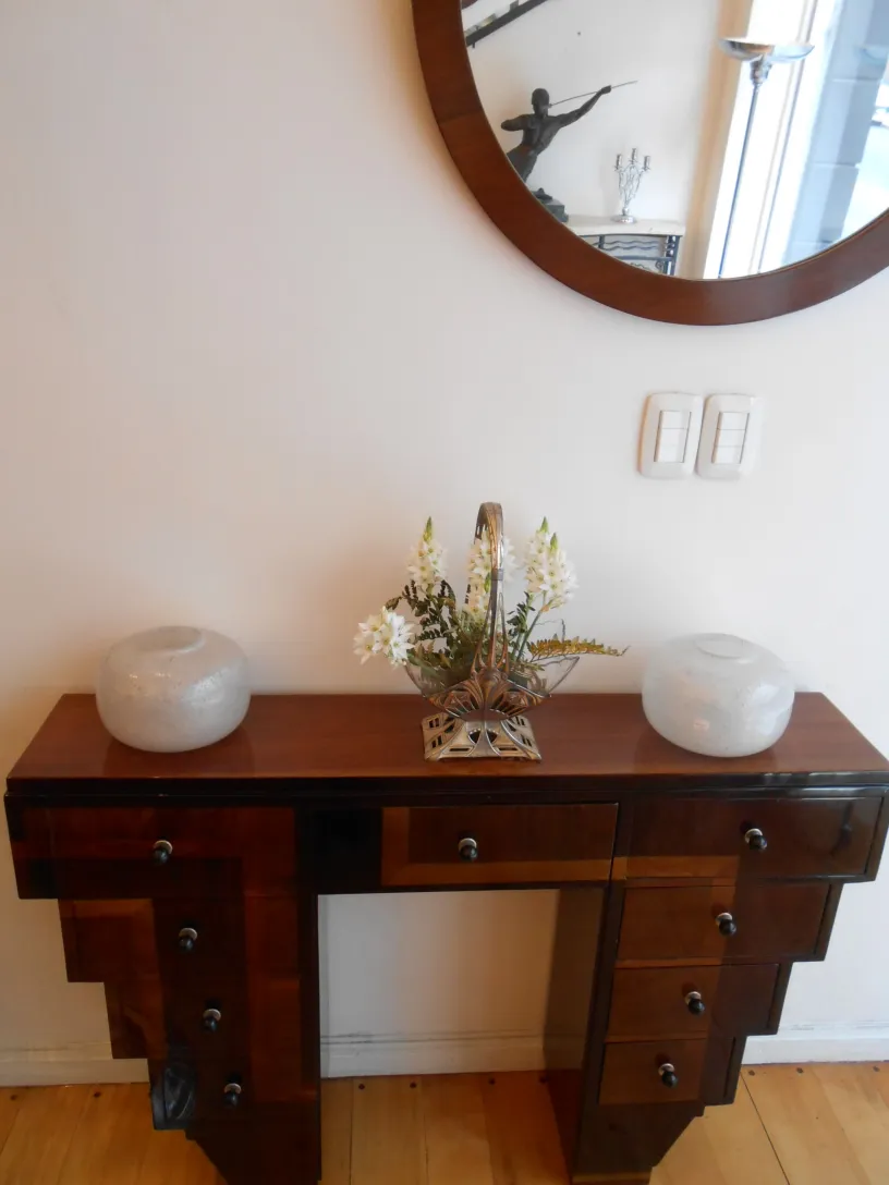 антикварный центр стола wmfon столе с декоративными цветами и предметами