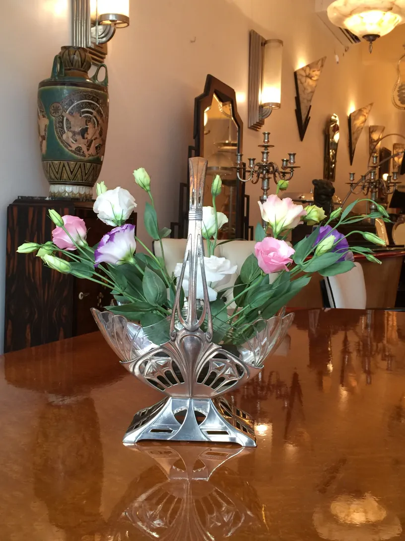 centre de table antique WMF avec des fleurs colorées dans un cadre élégant