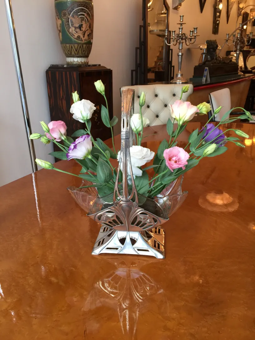 Antica jardinière WMF con fiori in un ambiente elegante