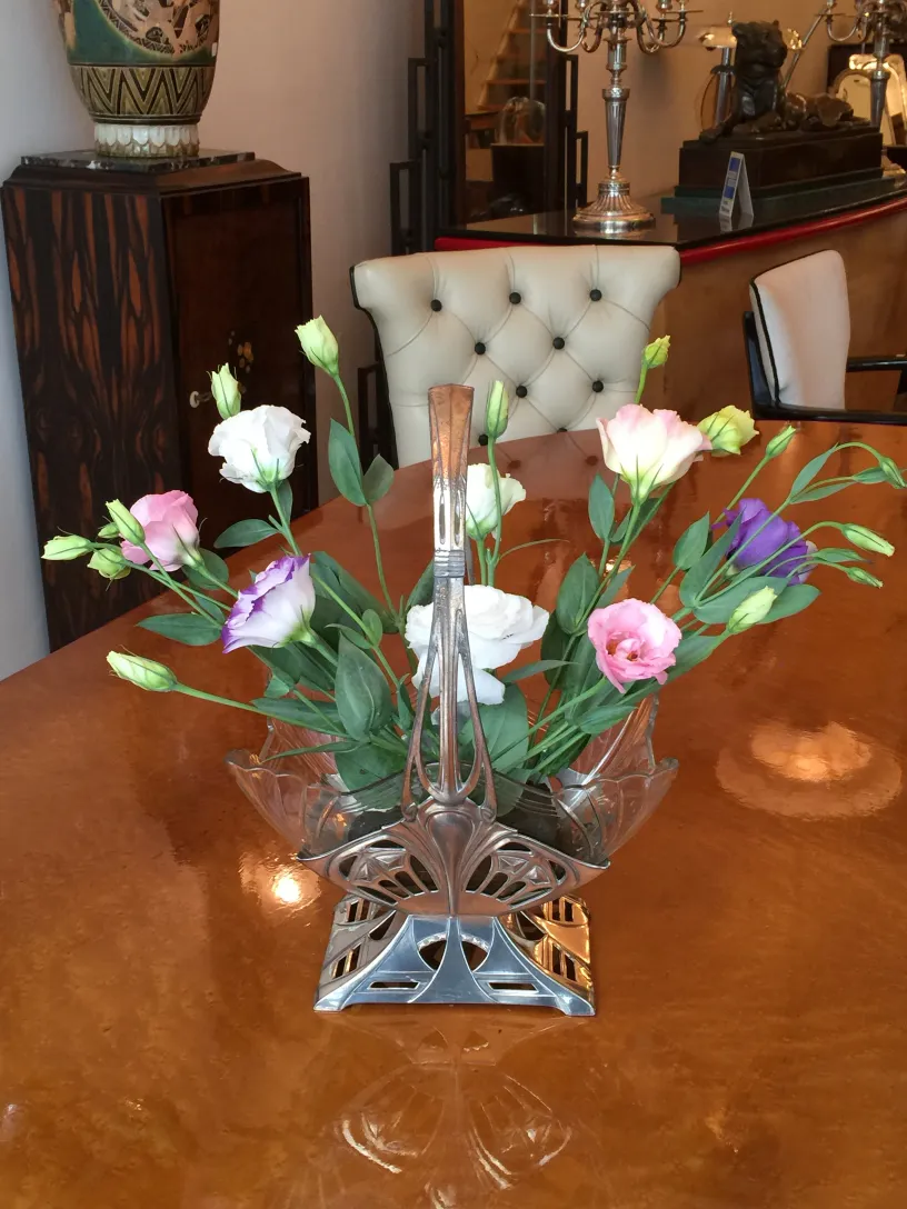 antiker WMF-Blumentopf mit bunten Blumen in eleganter Umgebung