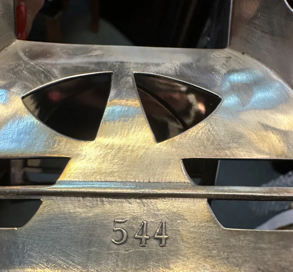 антикварный центр стола WMF с замысловатым дизайном, декоративная обстановка