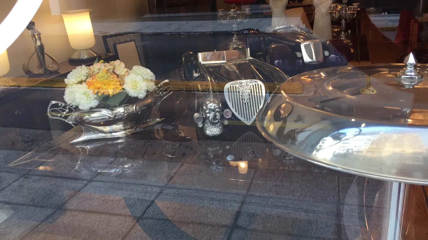 jardinera antigua wmfs con flores coloridas en decoración elegante