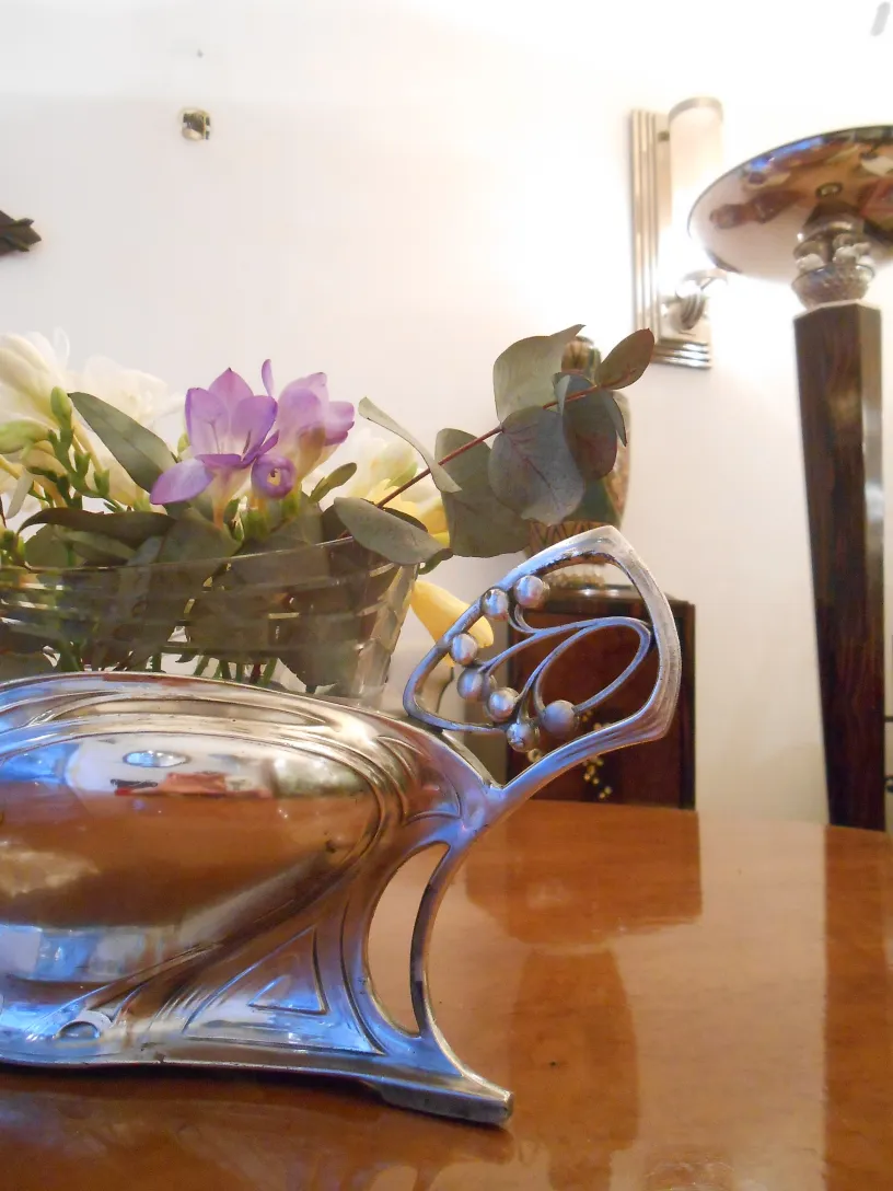 Centro de mesa WMF decorado com flores em ambiente elegante