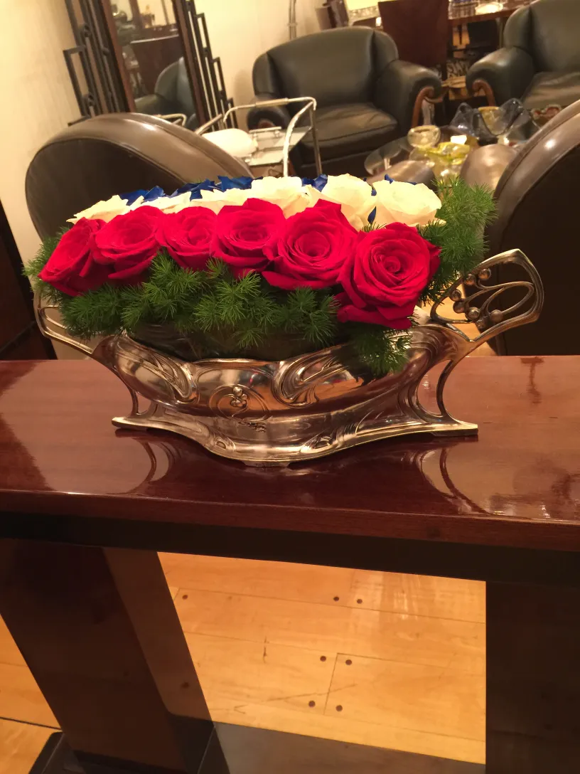 centro de mesa wmf com flores vermelhas e brancas em ambiente elegante