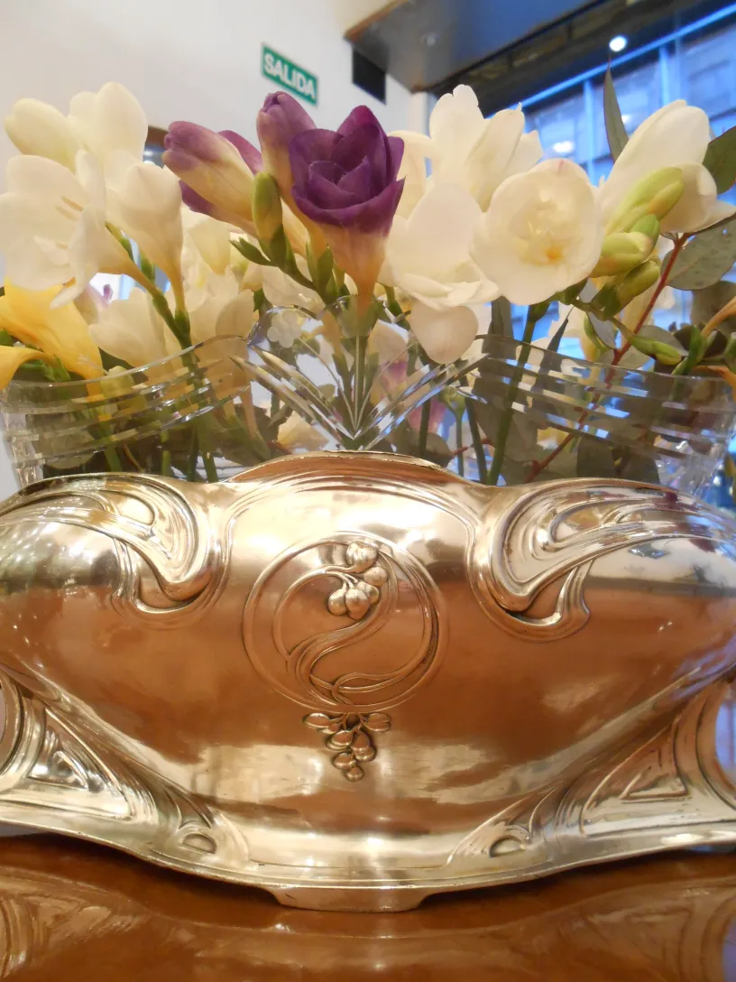 centre de table wmf ancien orné de fleurs colorées dans une ambiance chaleureuse