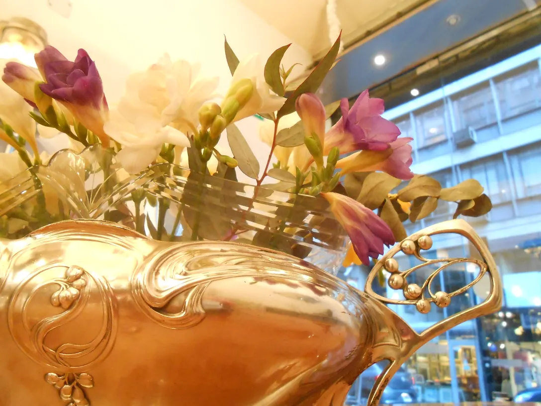 ancien centre de table wmfs avec des fleurs vives