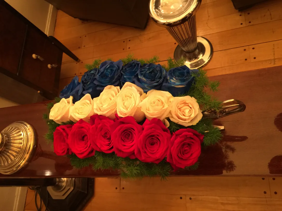 装饰性的WMF花瓶，带有红色、白色和蓝色的花。