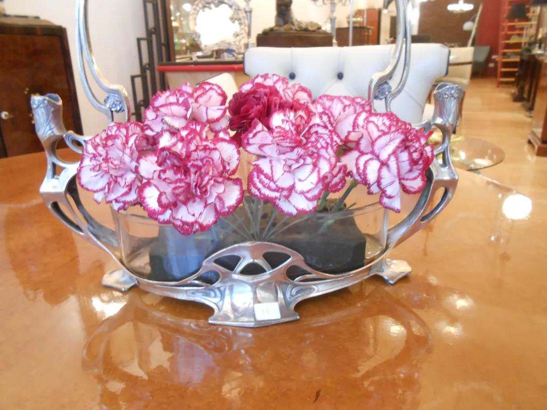 قطع مركزية قديمw-mfمع زهور ملونة على الطاولة