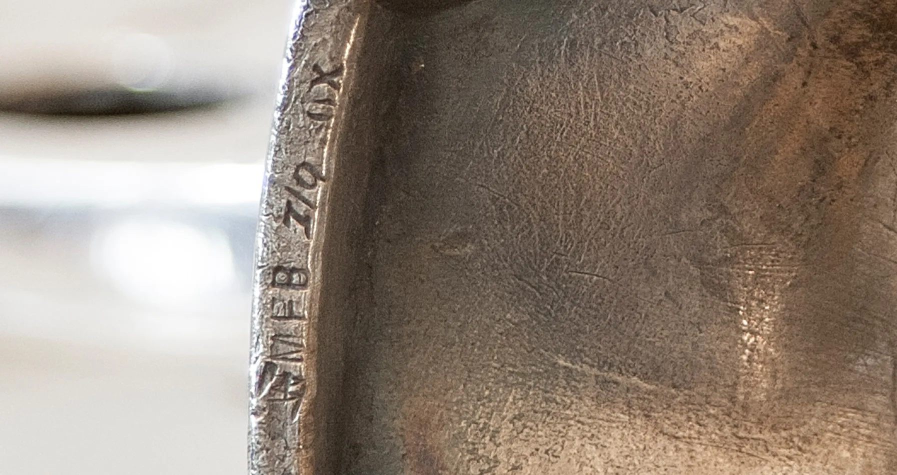 Старинный центр стола WMF в элегантной оформленной обстановке.