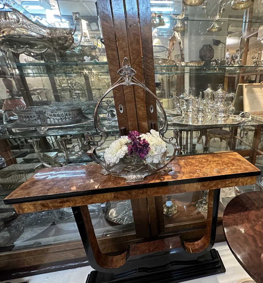 centrotavola WMF con fiori decorativi su un elegante tavolo