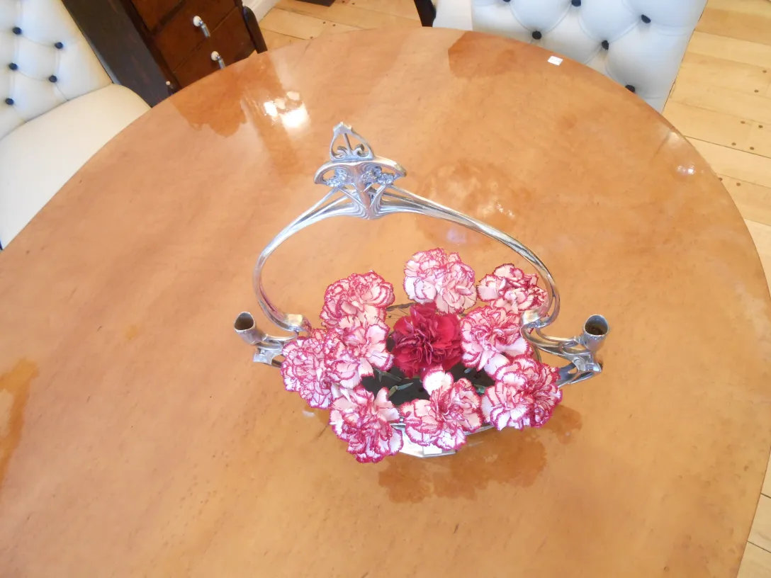 古董WMF中心装饰品，搭配粉色康乃馨