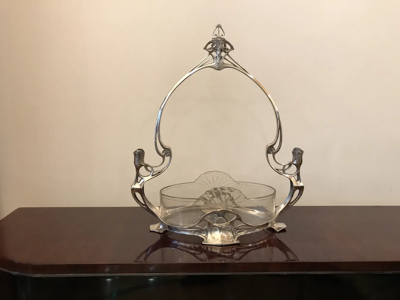 centro de mesa antigo WMF com suporte decorativo, design elegante, fundo neutro