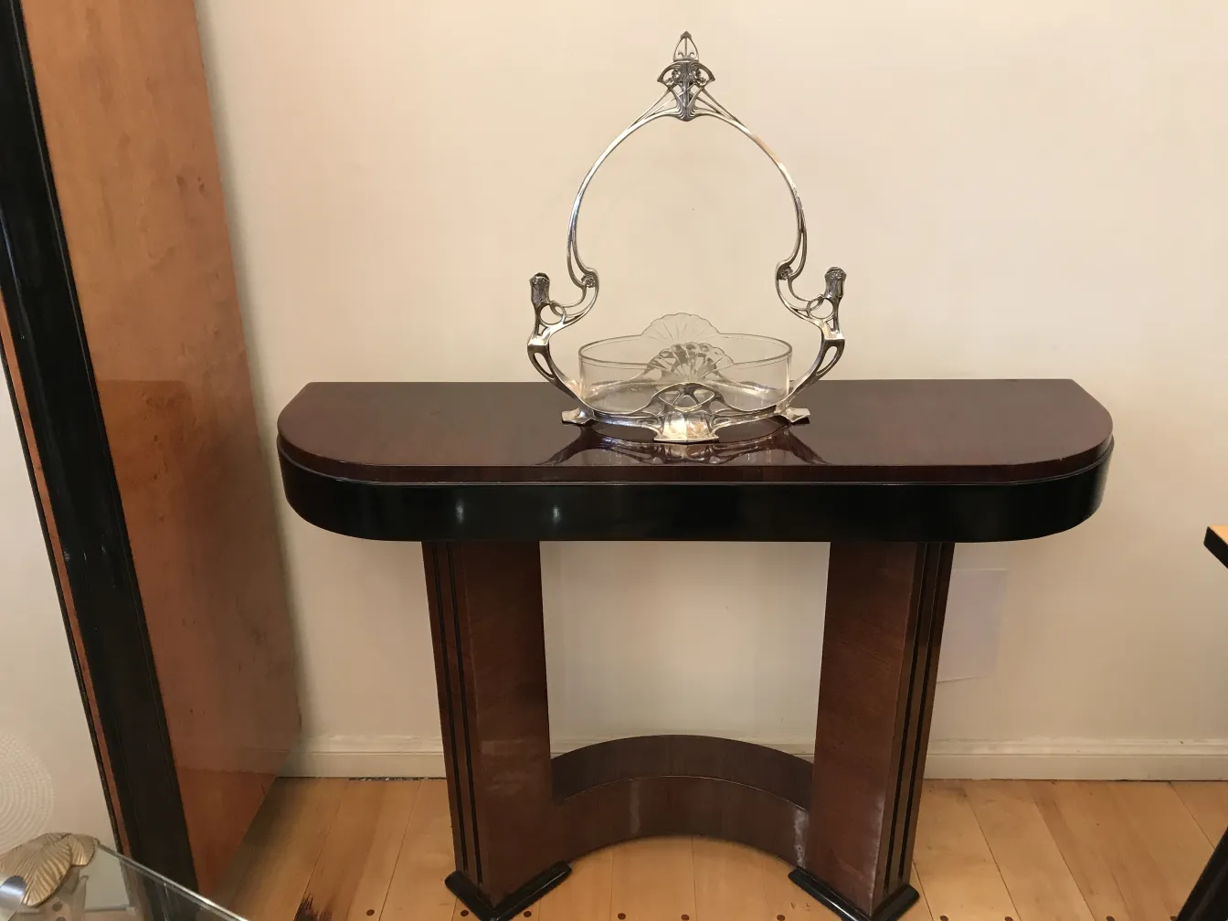 antigua jardinera WMF en un ambiente elegante con mesa