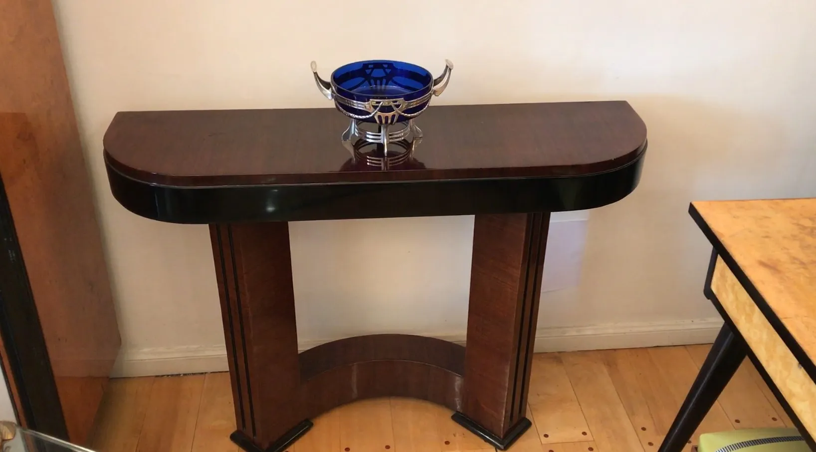 centro de mesa WMF em mesa de console em ambiente aconchegante