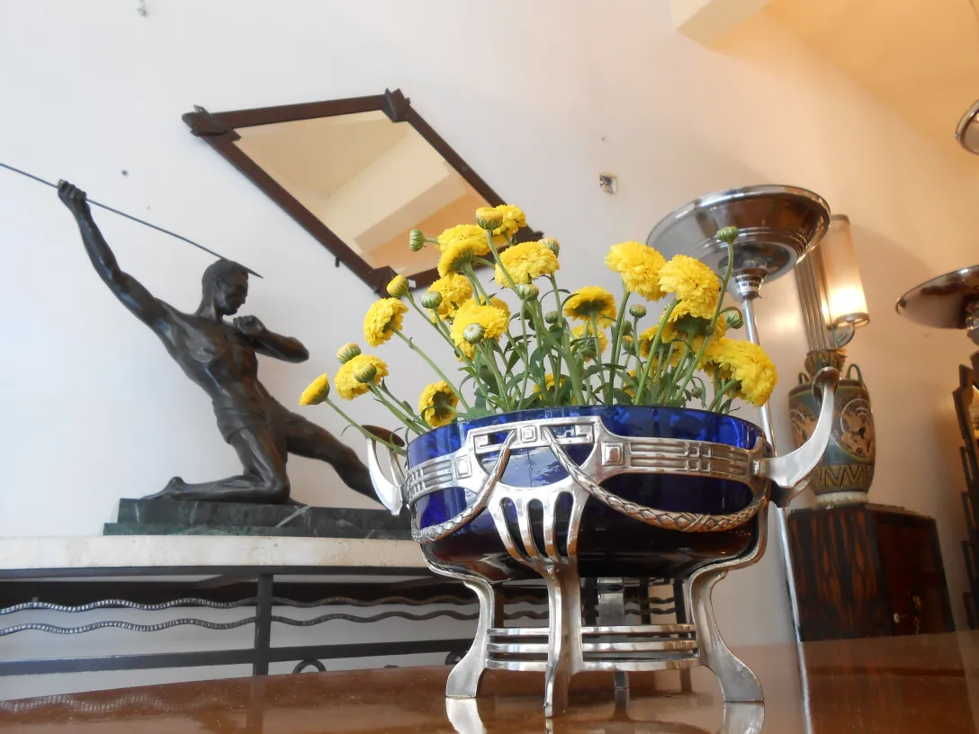 centrotavola antico wmF con fiori gialli in un ambiente elegante