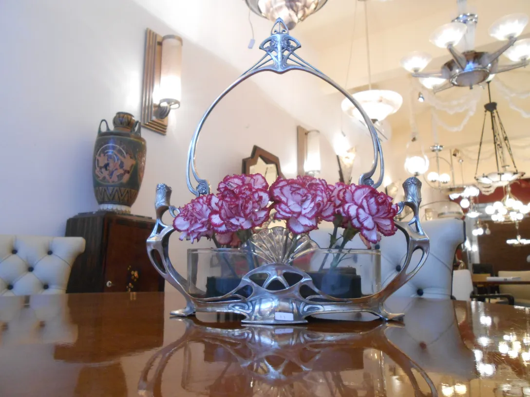 antike Blumentöpfe WMF mit roten Blumen in einem eleganten Umfeld