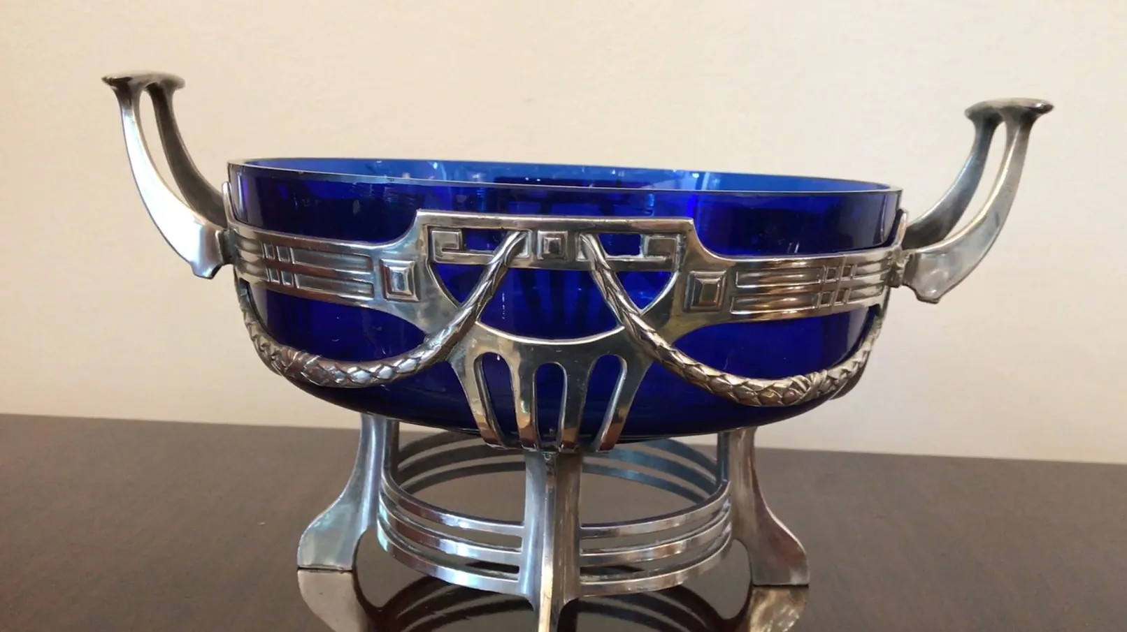 centro de mesa antigo WMF azul com design elegante e base
