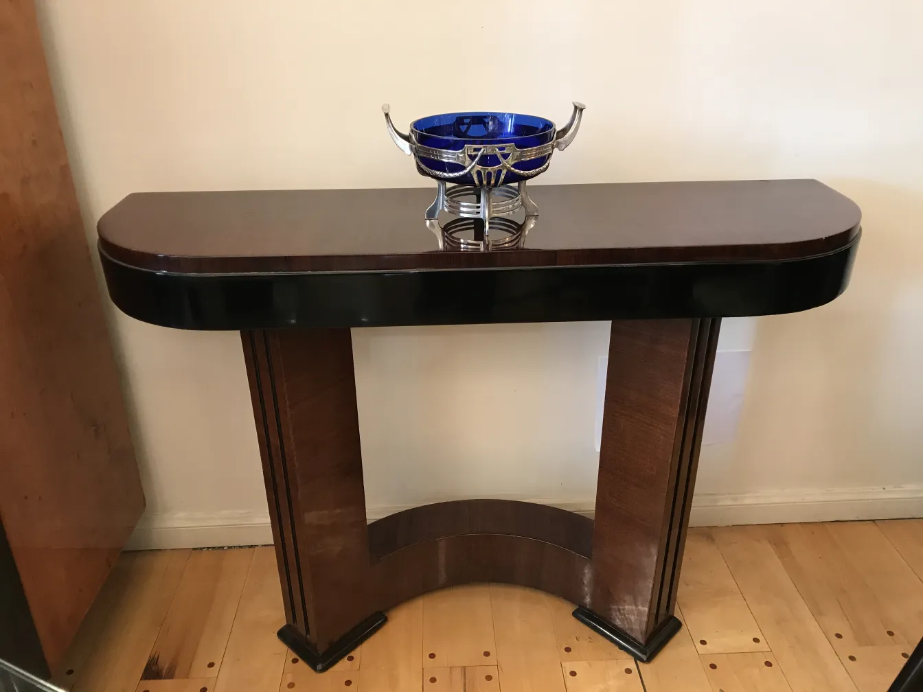 Centre de table antique WMF sur une console élégante, embellissant l'ambiance