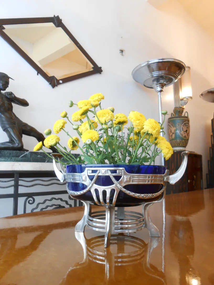 centrotavola antico WMF con fiori gialli in un ambiente elegante