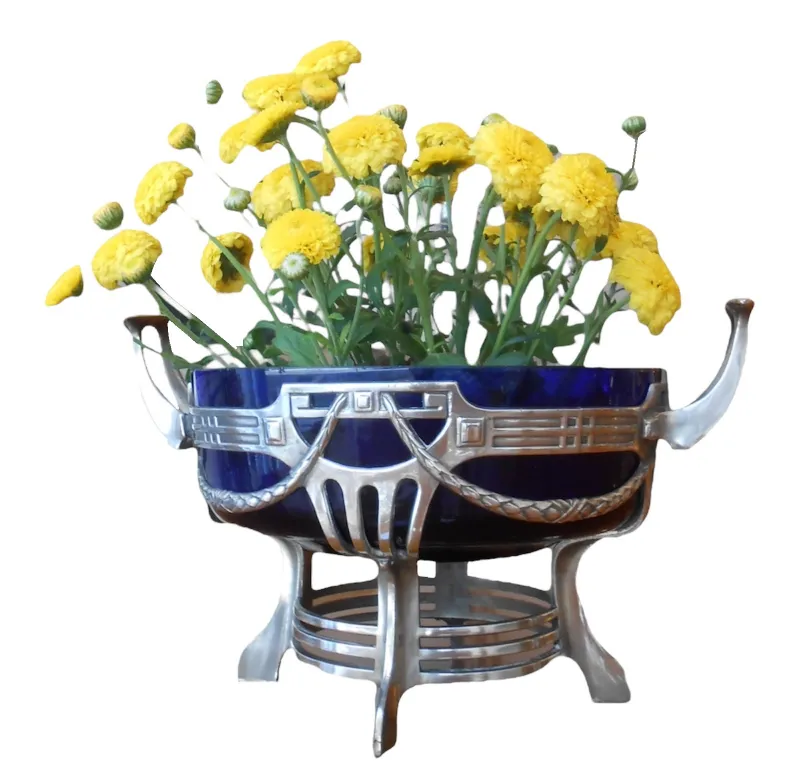 centrotavola WMF decorato con fiori gialli in un ambiente elegante