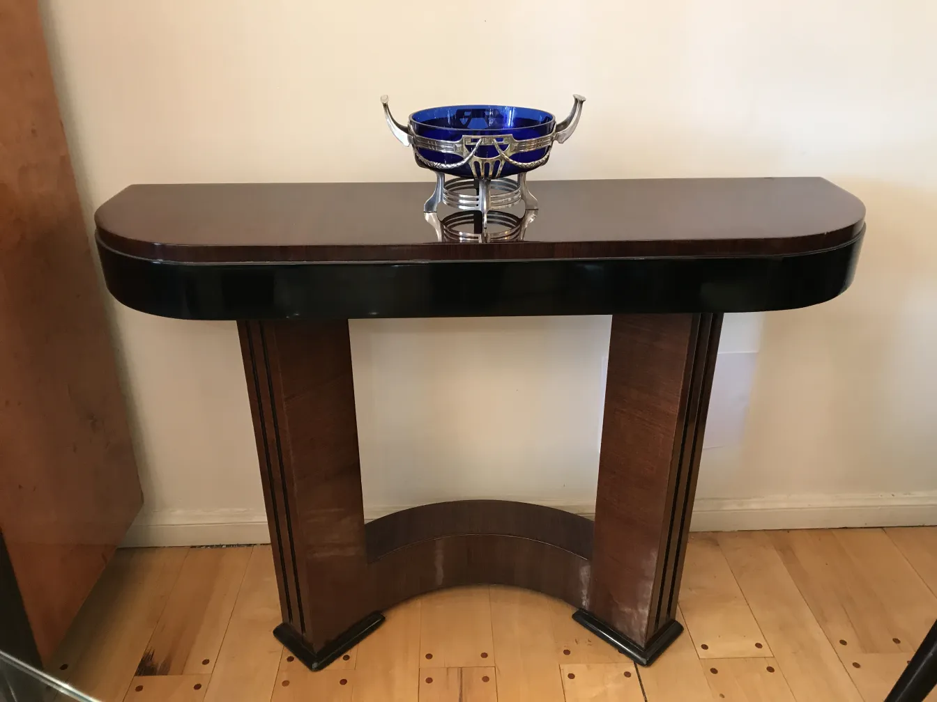 Centro de mesa WMF em um suporte decorativo elegante com estilo antigo.