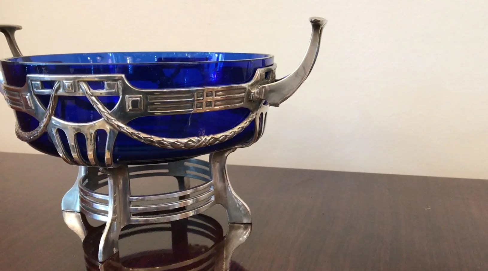 centro de mesa WMF antigo com design elegante e cor azul vibrante