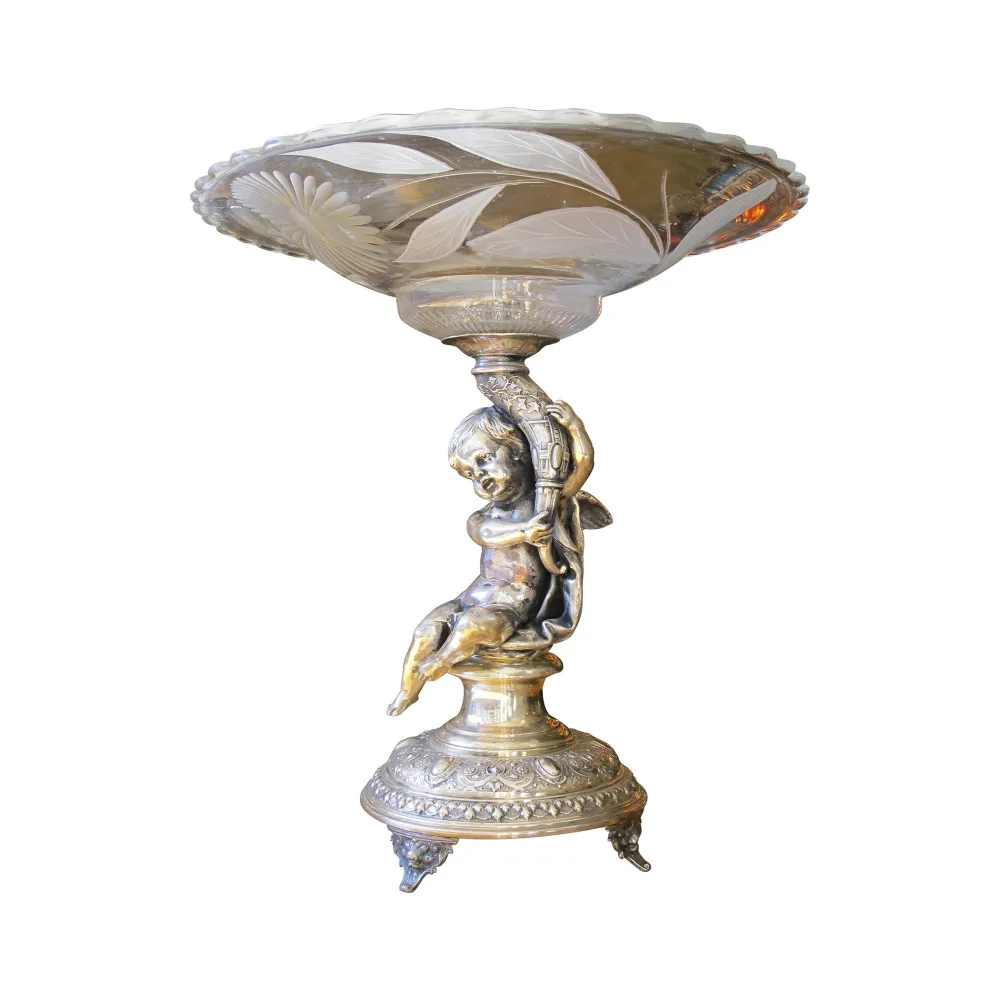 Centrotavola antico WMF con base decorativa e figura infantile, ideale per decorare la tavola.