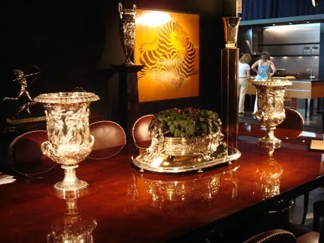 jardinera wmfd antica con piante, ambiente elegante